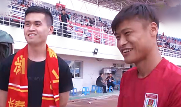 亚泰与上港之战引明星关注中国象棋特级大师王天一现场看球