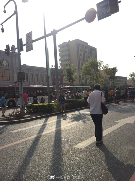 被停水困扰的公交小区居民 被停水困扰的公交小区居民