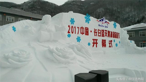 开幕式主舞台两侧，主办方用雪雕刻画出身着少数民族特色服装的少女形象