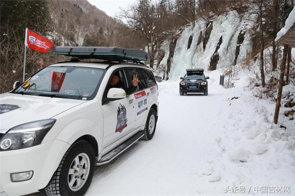 面对记者的镜头，参赛选手摆出了胜利的手势