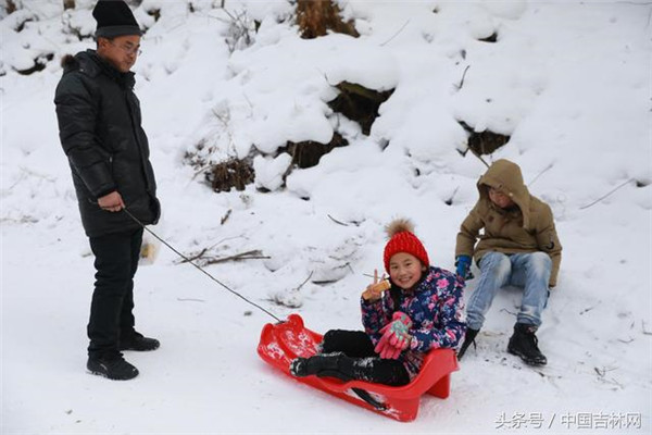 坐爬犁的小女孩美美地摆pose