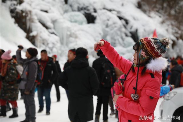 专心拍摄的小美女