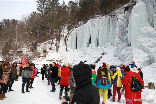 冰瀑前人山人海