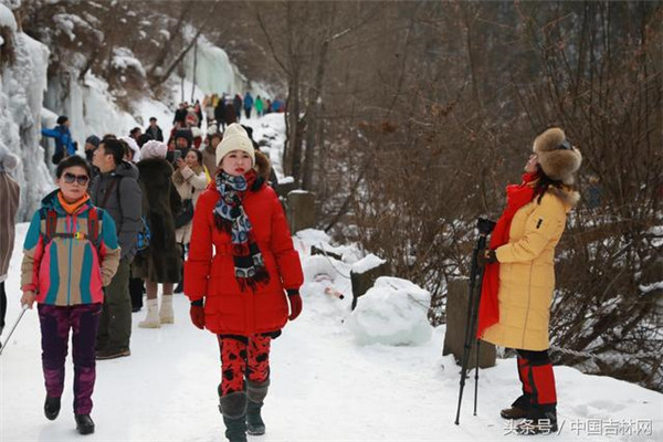 人群中那一抹红色光彩夺目