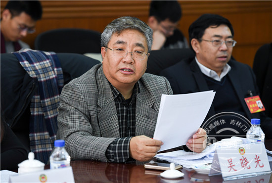 委员吴晓光为经济一组的召集人
