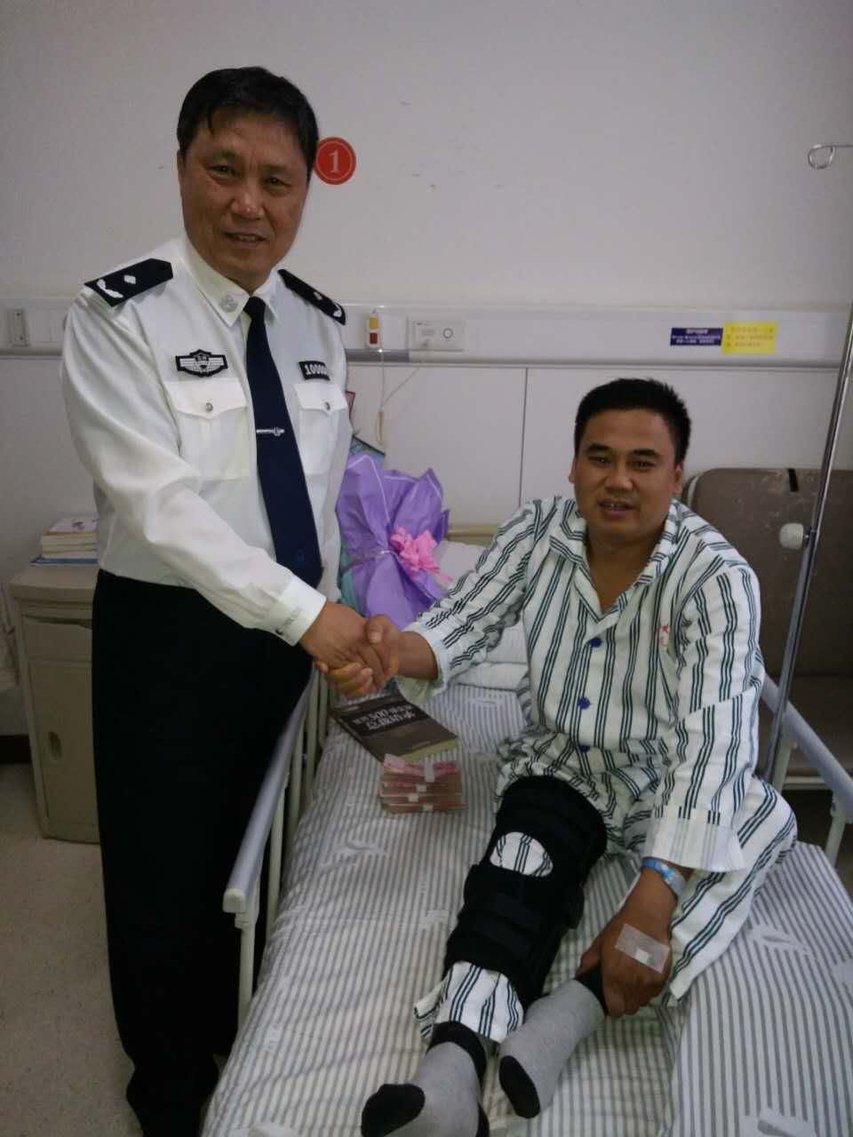 武杰来到通榆县民政部门,没等他开口咨询,工作人员先问道:"大哥,我