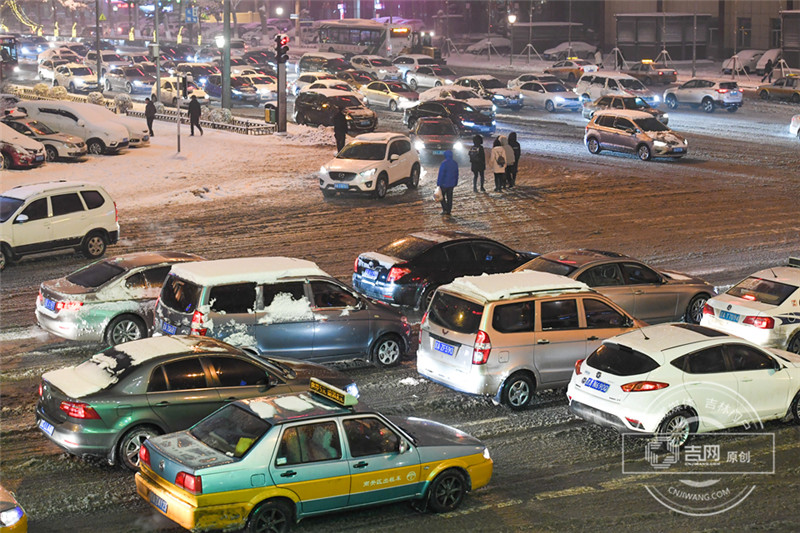 自由大路与人民大街十字路口大量车辆通过.
