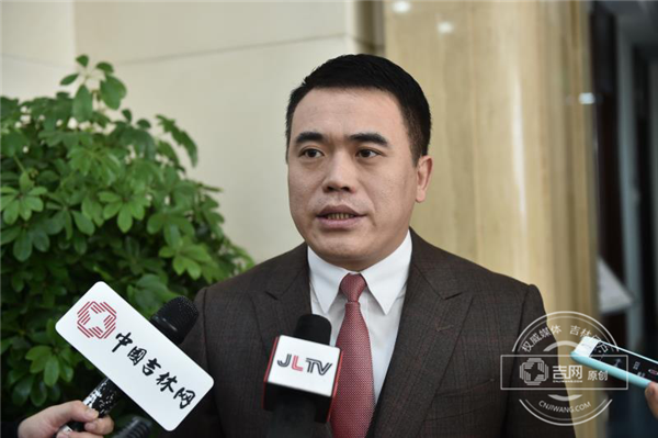 彭飞接受记者采访.png 彭飞接受记者采访.png