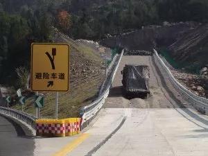 新手误入避险车道 民警雪夜救援 新手误入避险车道 民警雪夜救援