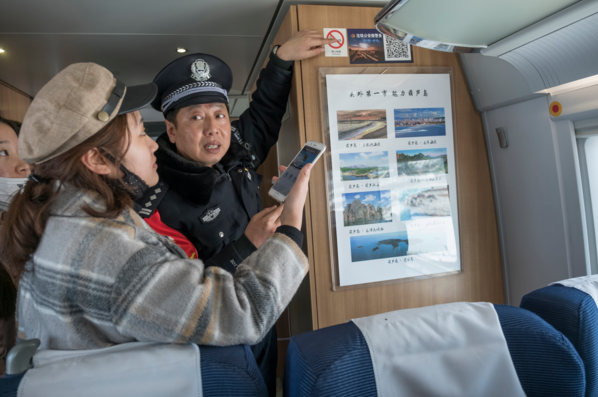 王乃刚为旅客介绍沈铁公安微警务报警