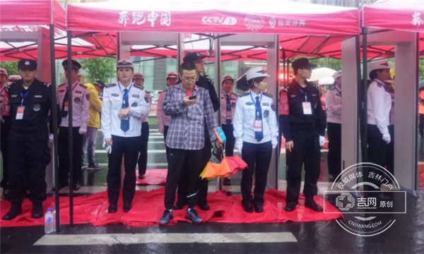 交警部门已经悉数到岗,现场指挥交通.png 交警部门已经悉数到岗,现场指挥交通.png