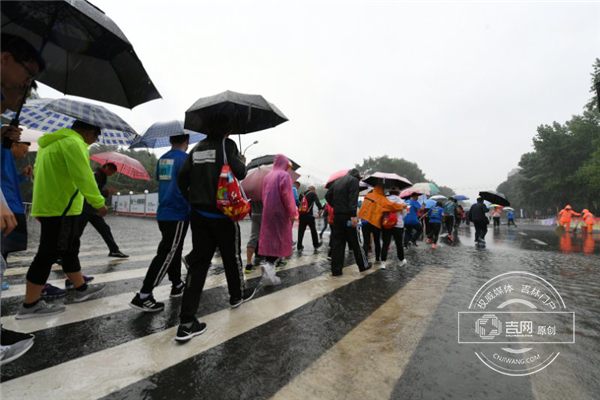 选手开始接受安检,进入赛场区域.png 选手开始接受安检,进入赛场区域.png