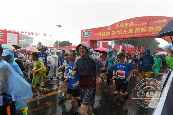 骤降大雨不能阻断长春人的长马热情.png 骤降大雨不能阻断长春人的长马热情.png