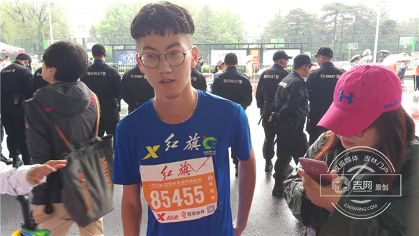 首位迷你跑选手冲线.png 首位迷你跑选手冲线.png