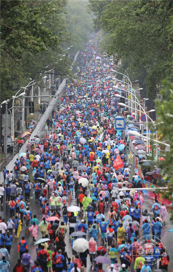 雨一直下无法阻碍长春人的热情.png 雨一直下无法阻碍长春人的热情.png