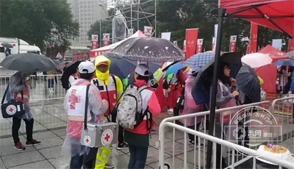 大雨 无法阻碍长春人的热情.png 大雨 无法阻碍长春人的热情.png