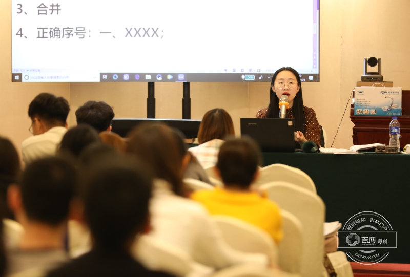 中公教育国考培训班的老师正在上课