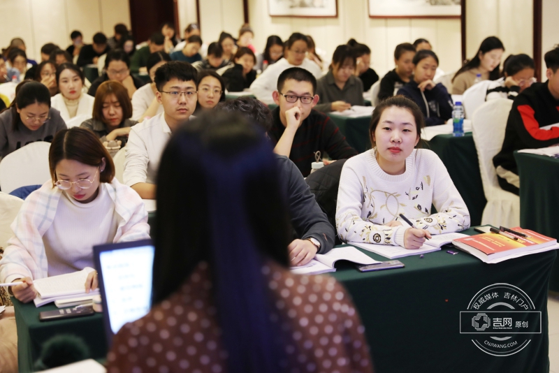 刘欣宜在中公教育国考培训班里上课