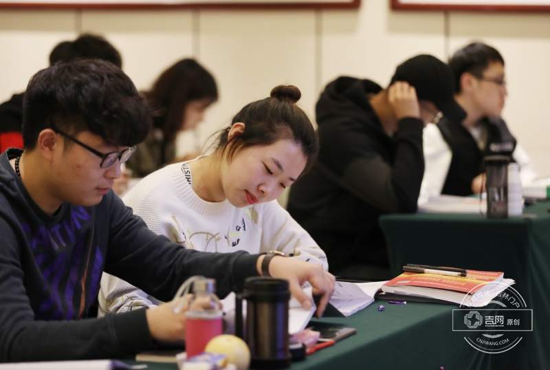 刘欣宜在中公教育国考培训班里上课