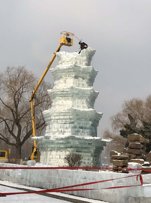 长春南湖公园雪雕20日已开拆 大型设备齐上阵