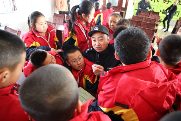 吉林铁路公安处民警在学生中答疑解惑.JPG