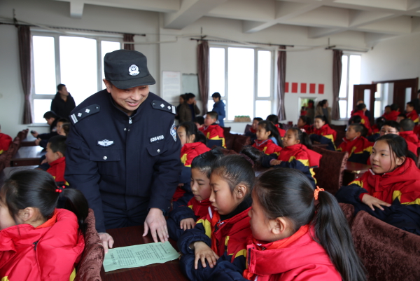 吉林公安处民警向孩子们认真讲解高铁安全知识.JPG
