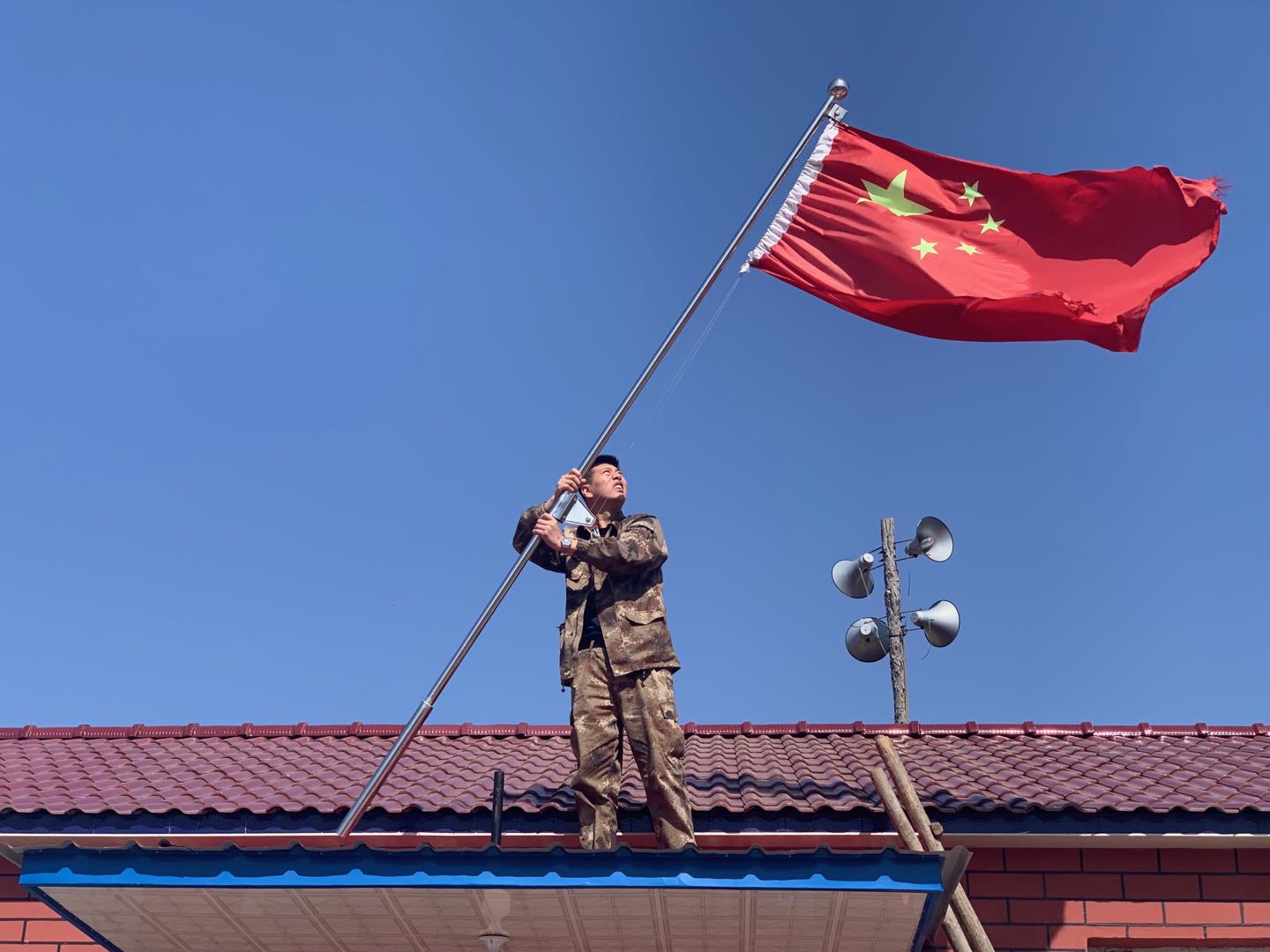 杨立山更换村部国旗.jpg