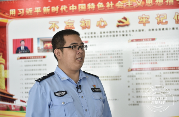 民警刘东正在讲述“火眼金睛辨假证”的故事.JPG