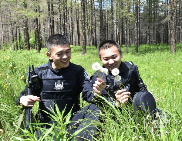 民警休息时，想起了儿时的游戏.JPG