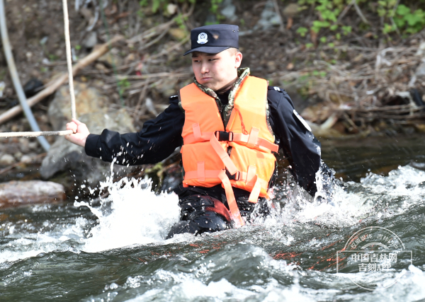 在湍急的河水中，民警王澳正在演练。.JPG