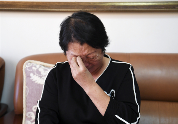 郭明亮妈妈回忆起儿子时候掩面而泣 郭明亮妈妈回忆起儿子时候掩面而泣