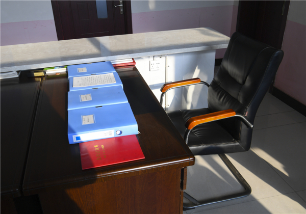 大洼镇东六家子村郭明亮生前办公桌 大洼镇东六家子村郭明亮生前办公桌