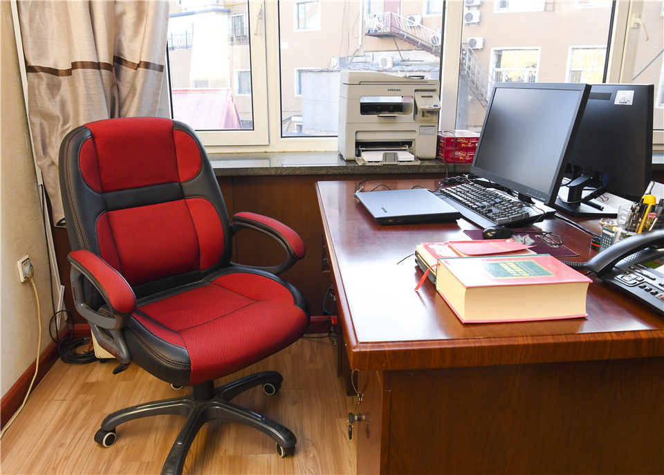 郭明亮生前宁江区纪委监委工作办公桌 郭明亮生前宁江区纪委监委工作办公桌