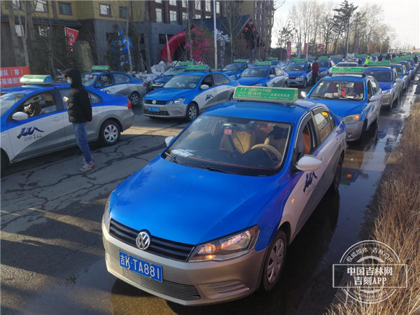 出租车列队迎接英雄们凯旋.jpg 出租车列队迎接英雄们凯旋.jpg