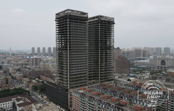 【吉网现场】 "烂尾"5年的长春"金座"塔吊被拆除 高167米