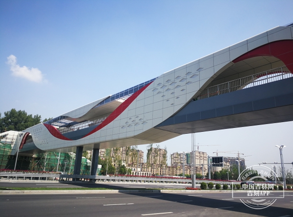 【吉网独家】长春东方广场旁新建一人行过街天桥 看这颜值怎么样