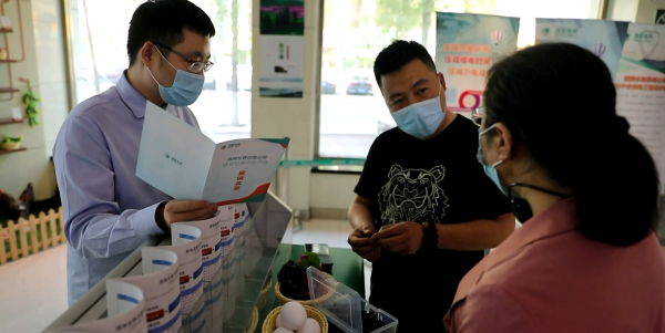 国网长春供电公司宽城营业厅工作人员为客户介绍扶贫产品.png 国网长春供电公司宽城营业厅工作人员为客户介绍扶贫产品.png