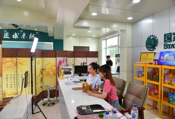 20200811国网吉林电力员工在桦甸市城郊供电所开展扶贫直播 (1).JPG