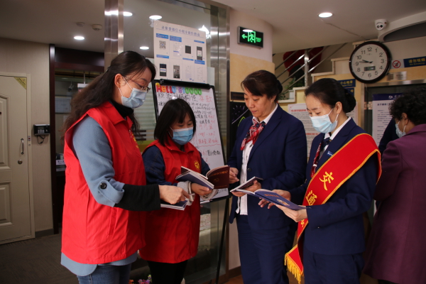 发放便民利民服务手册,确保为群众办实事落到实处.jpg 发放便民利民服务手册,确保为群众办实事落到实处.jpg