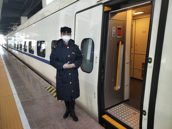 冬日里行驶在敦白高铁上的暖心列车