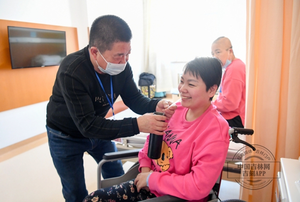 李平富夫妻照顾美玲.jpg 李平富夫妻照顾美玲.jpg