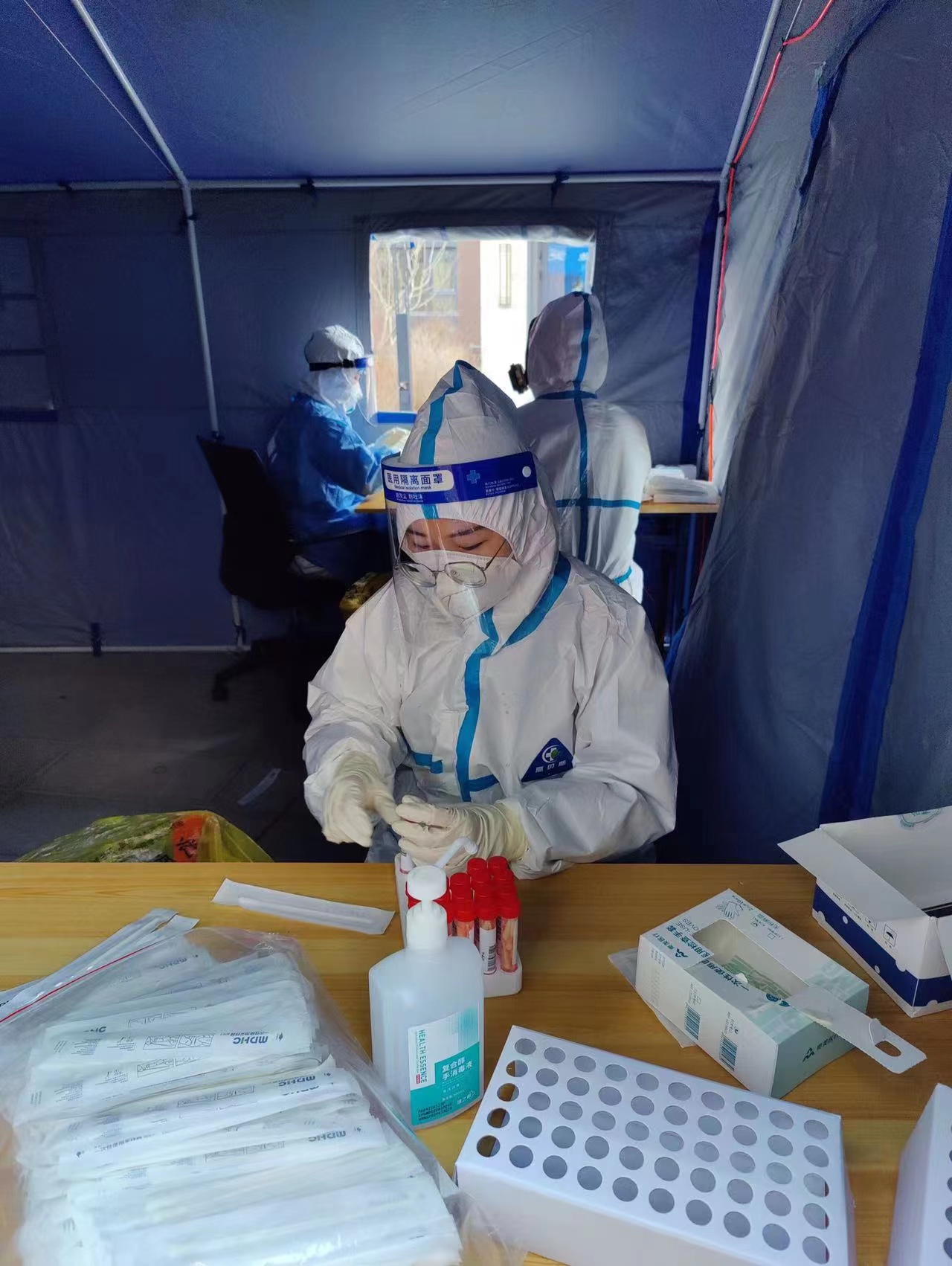 7万多人次核酸检测2万多盒测试盒富民社区西宸志愿者团队的温暖瞬间