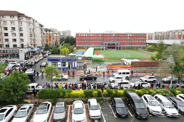 全媒体听高考103中学考点外那些熟悉的画面