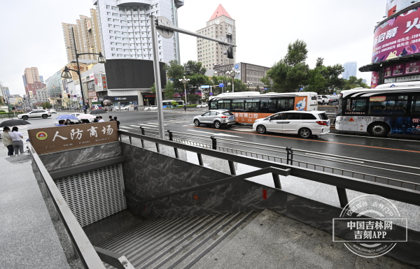 长春重庆路商圈开启地下人防通道过街模式2.jpg