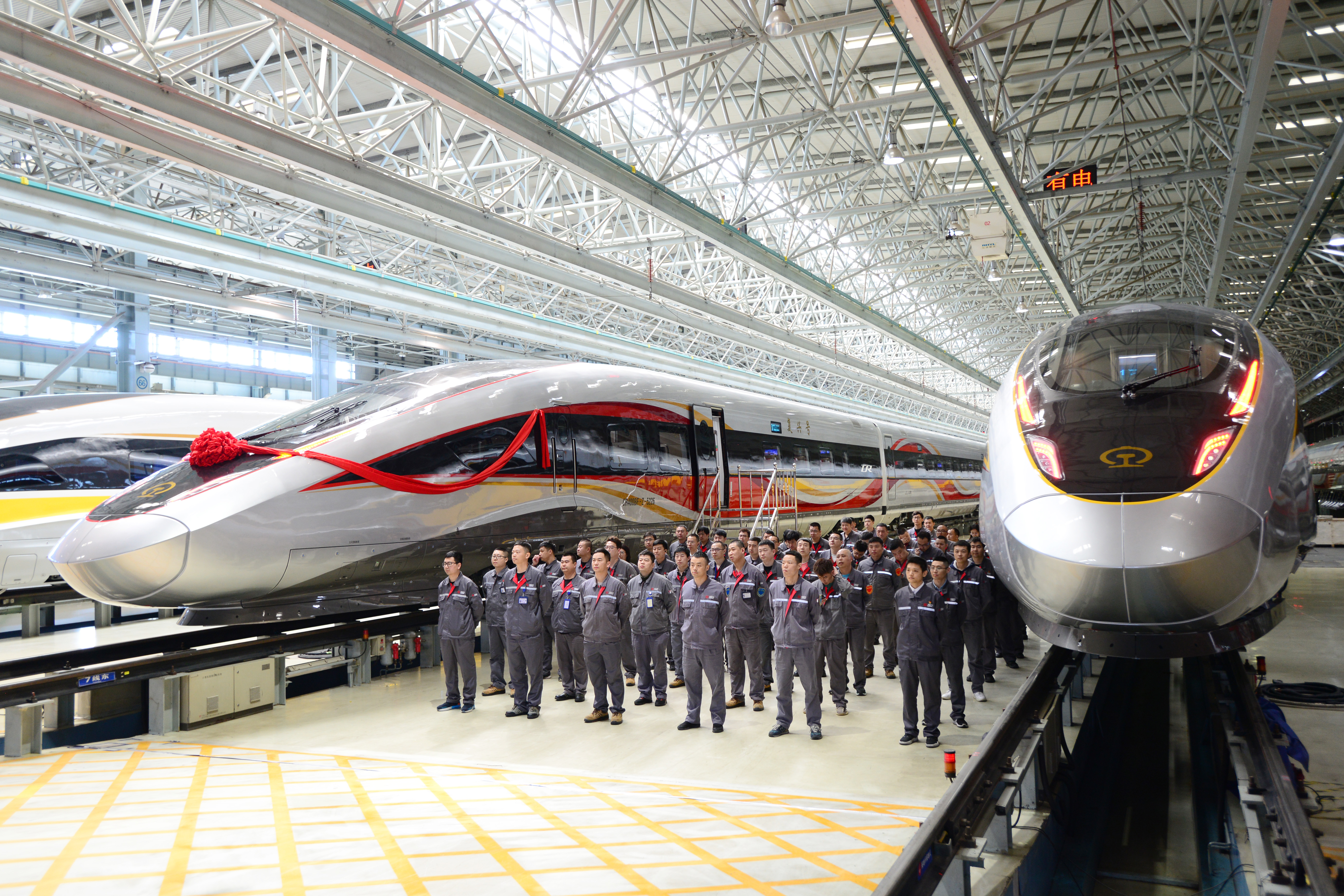 济青高铁时速350公里复兴号智能动车组在中车长客下线