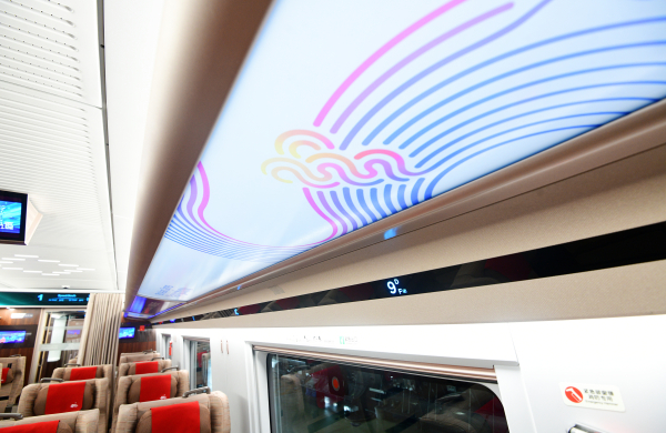 亚运专列行李架下的亚运会徽 罗春晓 摄.JPG