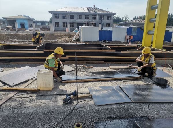 岛身支模安装.jpg 岛身支模安装.jpg