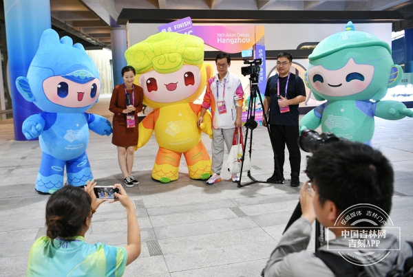 亚运会志愿者服务赢得各方点赞2.jpg 亚运会志愿者服务赢得各方点赞2.jpg