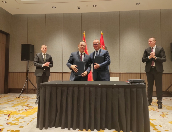 正式签约.jpg 正式签约.jpg