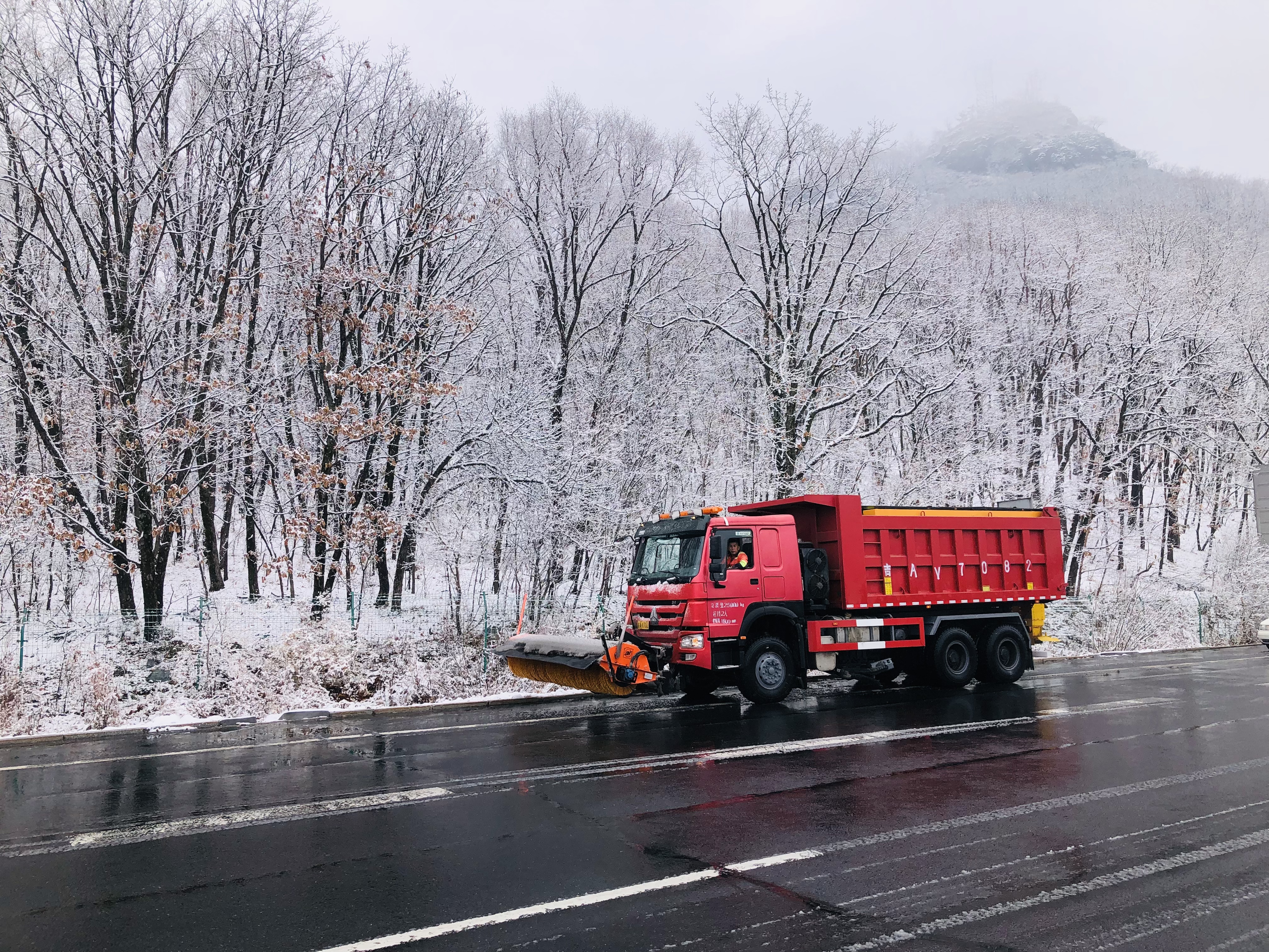 【延吉】冰雪中的开路者.jpg 【延吉】冰雪中的开路者.jpg